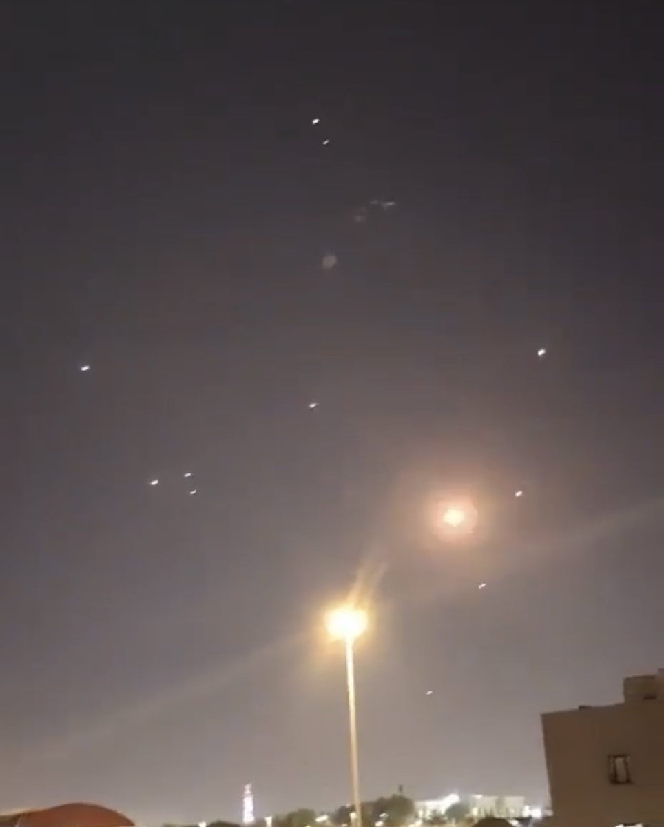 ذي دوحة الامجاد يا امسّح الجوخ
ماهيب لقمه في يدين الدلايخ

من دونها يثنون لبّاسة الجوخ
امعدّلة عوجا عوج كل دايخ

عيّا عليها كل شرهٍ ومطنوخ
ياللي تحسب انّك على الناس شايخ

لو تردف الصاروخ صاروخ صاروخ
حطوه عطبين الضرايب شلايخ

 #دوله_قطر