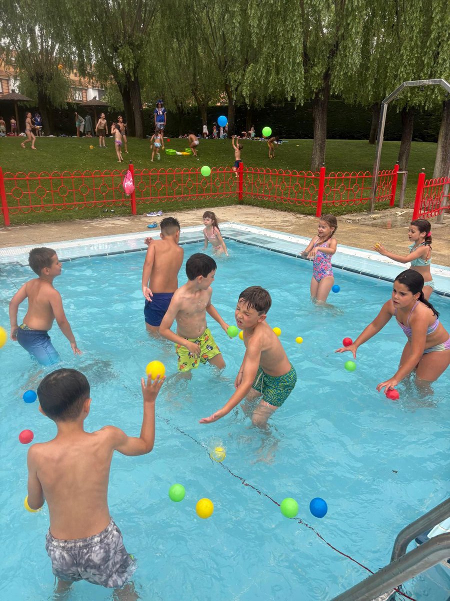CEIP_PPicasso's tweet photo. ¡Hola, verano! 🌞⛱️ Así de divertido han despedido el curso los alumnos de 1.º y 2.º .
Cine y palomitas 🍿 
Verbena y helado 🍧 
Piscina 💦 
¡¡Feliz verano!!
#felizverano 
#finaldecurso
#ceippablopicasso https://t.co/hBifwl7GZU
