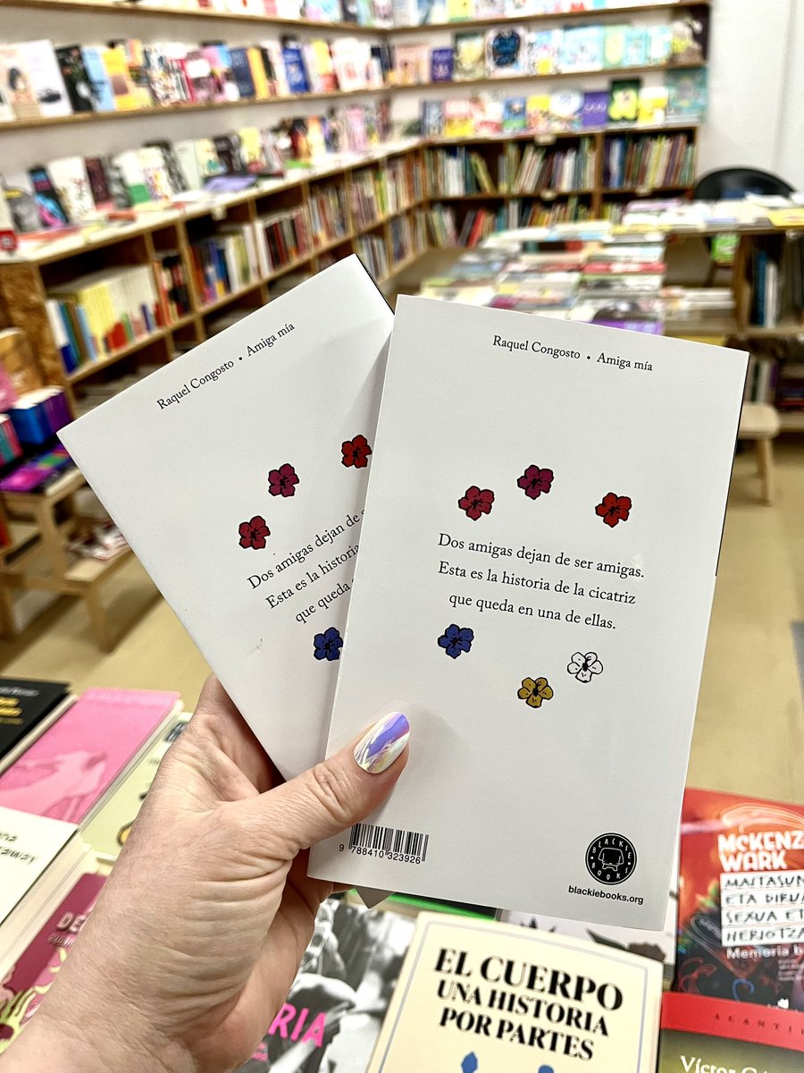 Nobedadeak!!
¡Novedades!
Ya tenemos en ANTI 

AMIGA MÍA 
𝐑𝐚𝐪𝐮𝐞𝐥 𝐂𝐨𝐧𝐠𝐨𝐬𝐭𝐨

ED. BLACKIE BOOKS

Dos amigas dejan de ser amigas. Esta es la historia de la cicatriz que queda en una de ellas: Han pasado seis años y yo aún vivo donde vivíamos. 

@blackiebooks