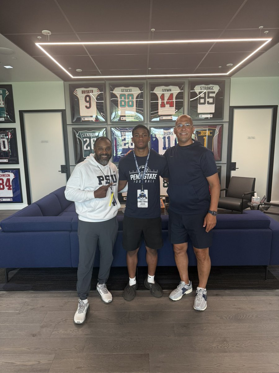 Isaiah_Rogers08's tweet image. Had a great time yesterday at Penn State’s whiteout camp and Lasch Bash!
@CoachCBW @StanDrayton_ @CoachMartinESA @Watson_718 @CentralFB413 @PennStateFball