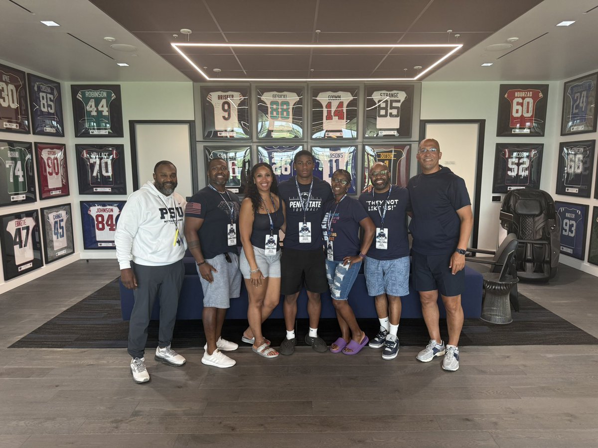Isaiah_Rogers08's tweet image. Had a great time yesterday at Penn State’s whiteout camp and Lasch Bash!
@CoachCBW @StanDrayton_ @CoachMartinESA @Watson_718 @CentralFB413 @PennStateFball