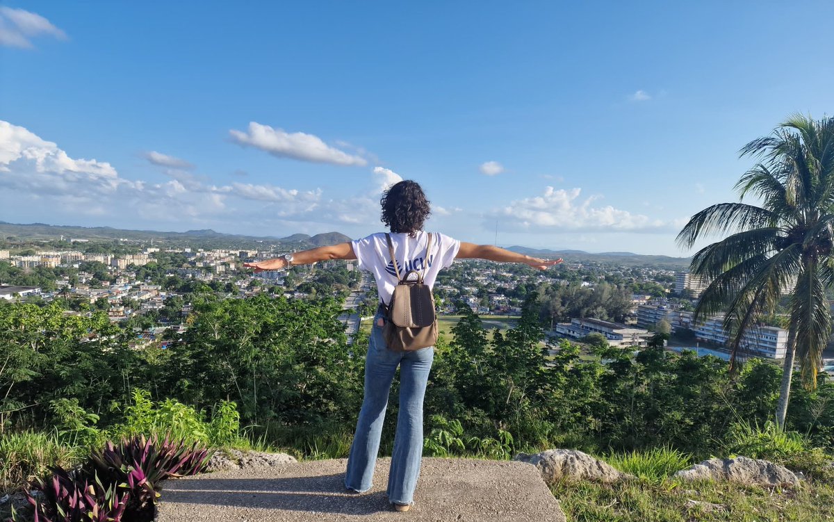 Por acá traigo malas y buenas noticias

Las malas😢: mi cuenta  fue hackeada. Ahora ahí publican contenido q nada tiene q ver conmigo

La buena😊: Como dice mi perfil, soy de las q no se rinde💪🏻, de las q revive de sus cenizas. 

Por eso, aquí hay CUENTA NUEVA

#SiguemeYTeSigo