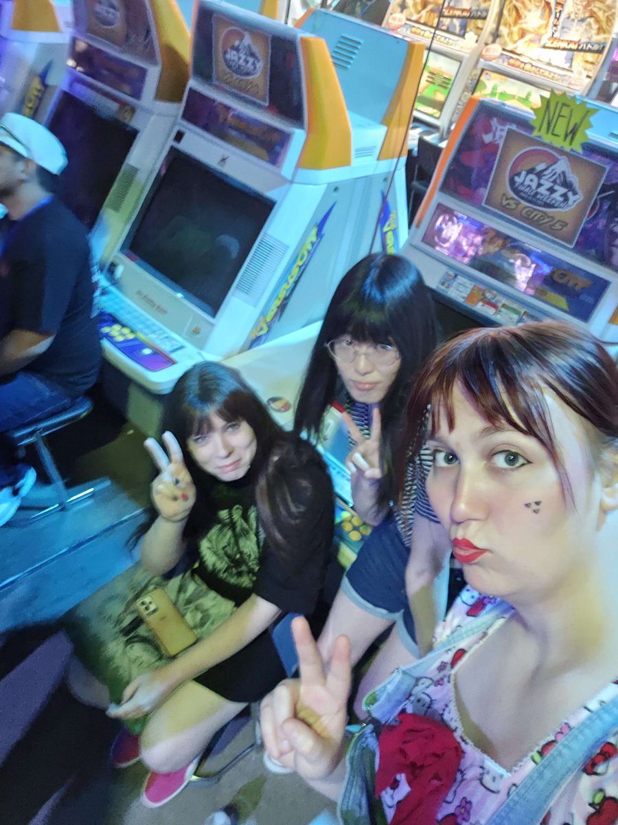 jazzy finale!!!! meeting and hanging out with everyone was so fun!!!!!

next year i wanna try harder to be less shy and talk to more ppl and be friendlier and make more friends🥺

i love hanging out with my powerful and beautiful gamer friends <a href="/leerjamie/">jme</a> and <a href="/MerylPlaysRough/">MerylPlaysRough</a>  &lt;3