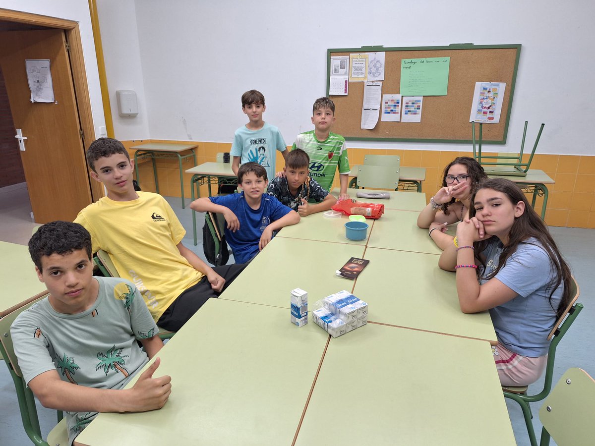 El alumnado de 1.⁰ ESO ha despedido el curso con un aperitivo saludable que ellos mismos han traído. ¡Feliz y saludable verano!
🍉🍅🥛🍫
#aperitivosaludable 
#ceippablopicasso 
#felizverano