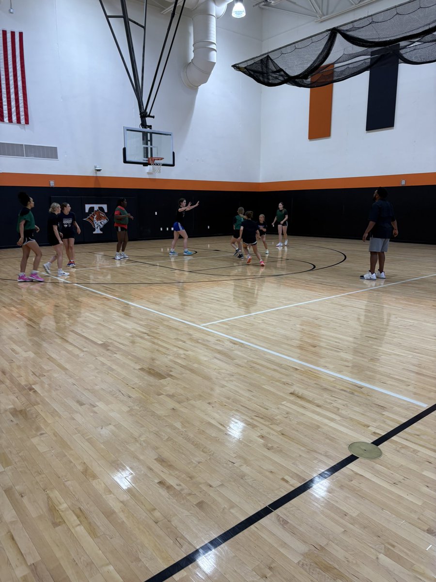STC_CRUSHgbb's tweet photo. First Day of Team Camp was a success!! Thankful for all the girls that showed up and most importantly thankful to the parents for bringing them! https://t.co/ffx1OO2vnH