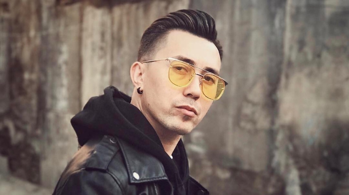 #AblajanAwutAyup，著名维吾尔族歌手，艺名"AJ"，维吾尔文化倡导者，"文化清洗"之一
2017年3月接受BBC新闻网记者采访，公开表达希望通过其音乐联结汉维两族之间的文化
2018年3月被带走，关进集中营
2018年12月被秘密重判11年，罪名不详 #良心犯 #一人一推