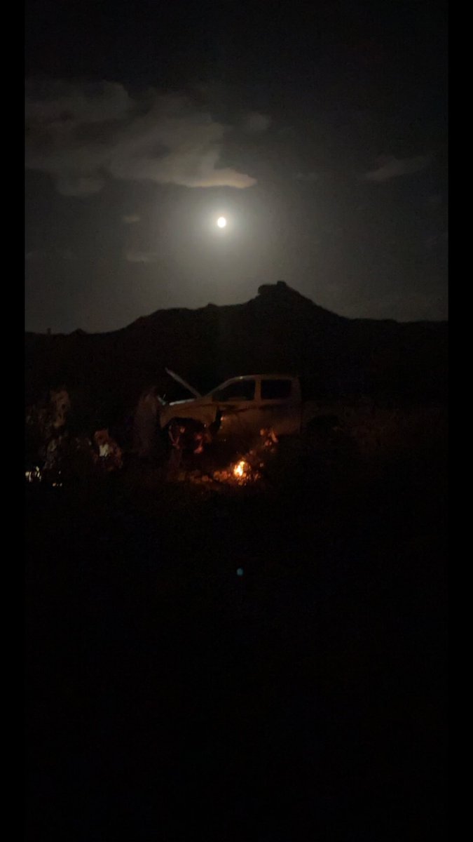 سهرنا بنعمانٍ ونمتم ببابلٍ 
فيا لعيونٍ  ما وفت لعيونِ