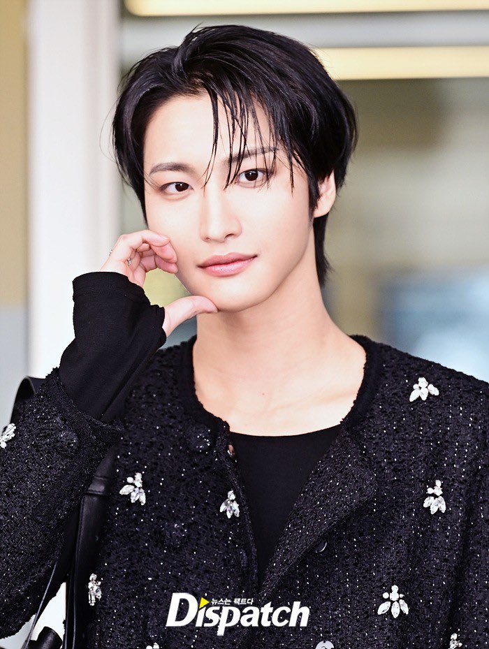 nobodylikehwa's tweet photo. Seonghwa at the airport today heading to Paris for Fashion Week ⭐️

#SEONGHWA #성화 https://t.co/s2iO4qKuob