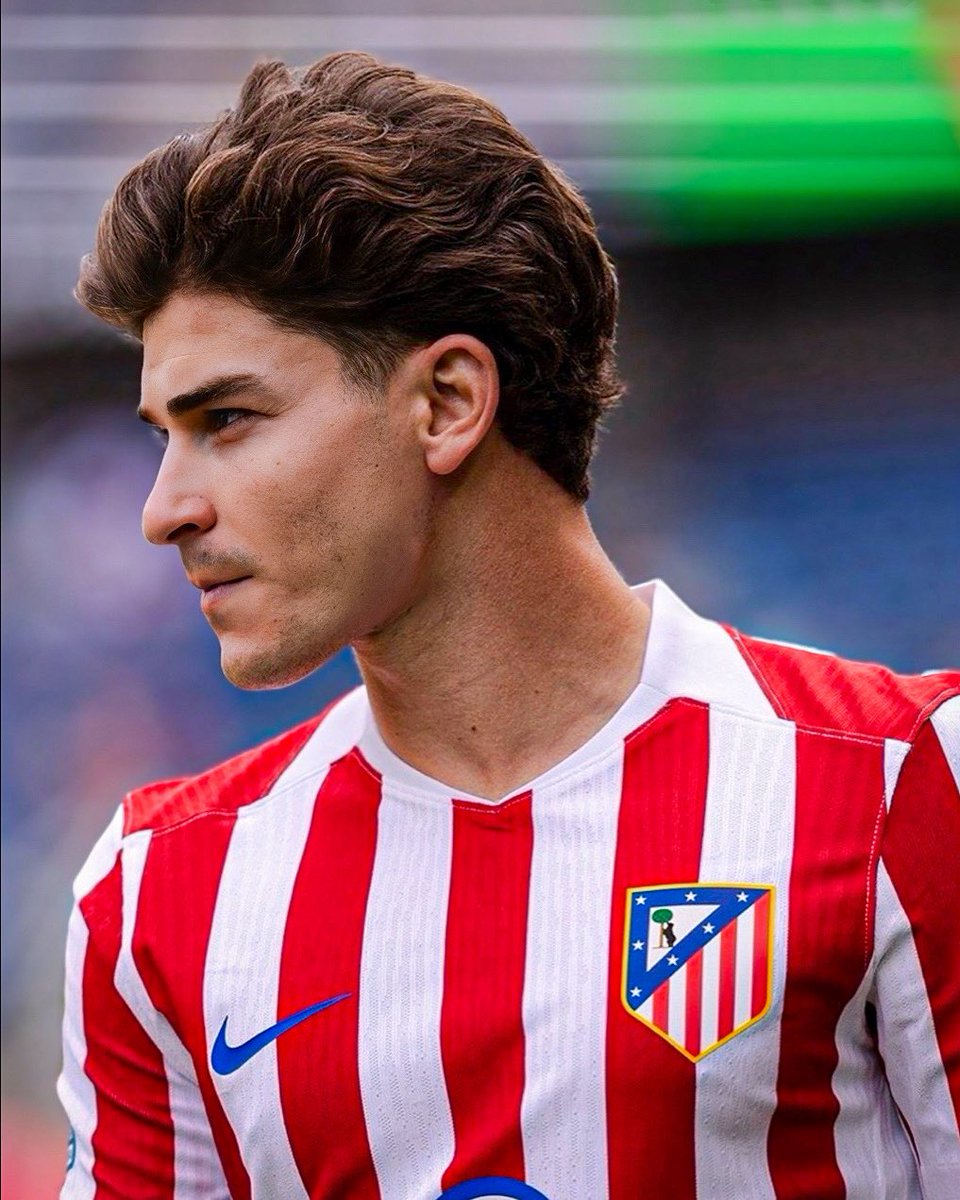 "Julián Álvarez"

Porque, por primera vez en su carrera, no obtuvo ningún título en su club en una temporada completa. Se fue al Atlético Madrid y ya el Cholo Simeone lo mufó, no se salva nadie en ese club de mierda, la concha bien de la lora.