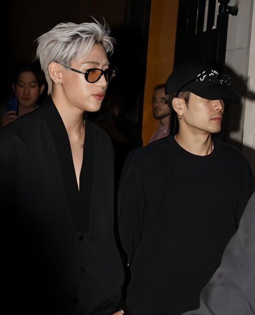 OneAhgaseGOT7's tweet image. JackBam in Paris for 2 days 💚

#LVMenSS26 #SpringSummer26
 @JacksonWang852 @BamBam1A