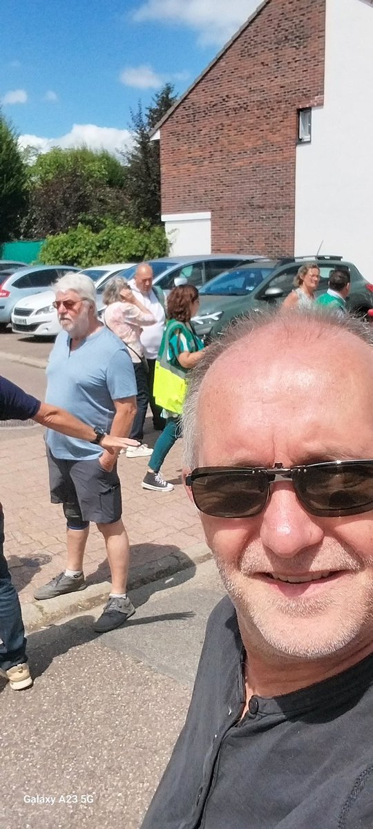 Aujourd'hui la GUSP <a href="/valdereuil_info/">Val-de-Reuil</a>, élus, bailleurs et habitants, nous avons fait un diagnostic en marchant dans le Quartier Louise Michel, nous allons de rue en rue pour que les habitants nous interpellent sur  d'éventuels problèmes qu'ils rencontrent dans leur cadre de vie.