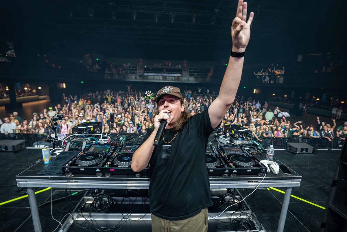 SPΞNИ Y tweet media