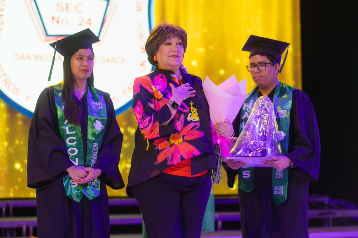 Un verdadero placer formar parte de la entrega de certificados de la generación 2022-2025 de la Secundaria N° 24 Guillermo Prieto. En esta ocasión, teniendo el honor de haber sido elegida como su madrina de generación.
¡Una calurosa felicitación y siempre orgullosa de ustedes!