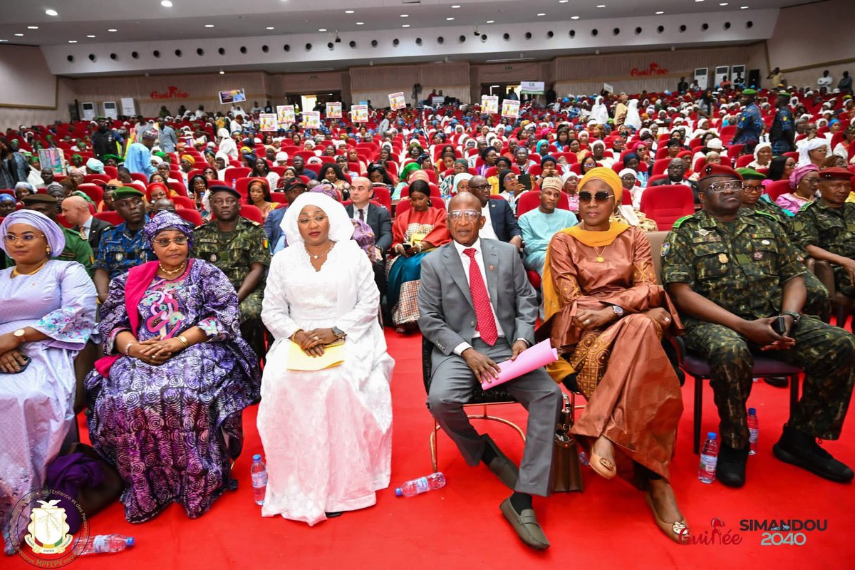 Après 21 ans d’attente, le Conseil National des Femmes et Filles de Guinée voit enfin le jour. Une avancée portée par le leadership de <a href="/CharlotteDaffe/">Charlotte Daffé</a> , dans la vision du PR Mamadi Doumbouya. Fière d’y avoir contribué. Plein succès au bureau élu ! ✊🏾🇬🇳 #Égalité #Refondation