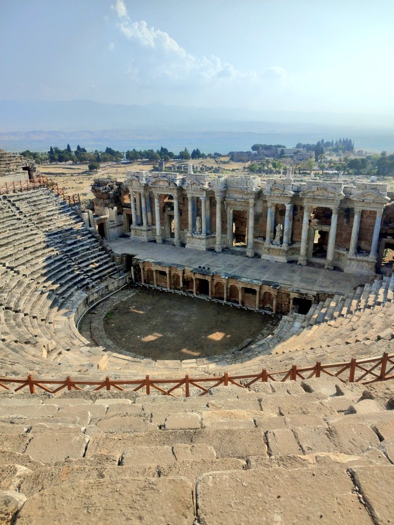 Hierapolis Antik kentini kesin ziyaret etmelisiniz. Gidin ve sadece o dönemde yaşadığınızı hayal edin.
