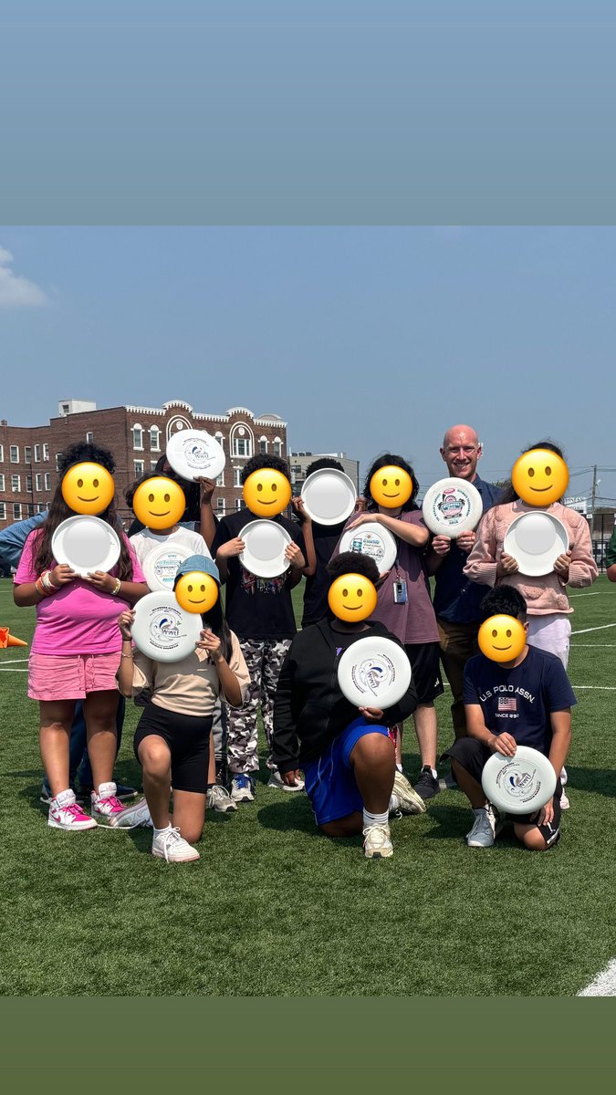 Big smiles and flying discs! 🎉 Wildwood Beach Ultimate is pumped to hook up our friends at Hackensack Middle School with some fresh new plastic! 🥏 Each club member scored their own disc to keep crushing it in the sport we all love. Can’t wait to see them slingin it on the sand!