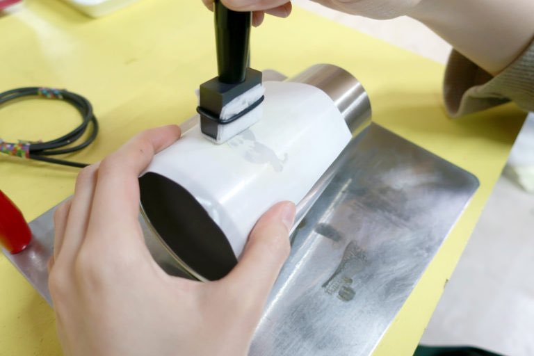 ／
電解マーキングって？🤔🤔
＼

電気の力を使って、
金属に印刷ができます！✨✨

カップやトレーなどで
オリジナルキャンプグッズを
作る方も！🏕️

チェックしてね！
surutoco.jam-p.com/wecan