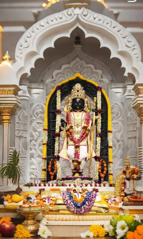 रक्ताम्भोजदलाभिरामनयनं पीताम्बरालं कृतम 
श्यामागं द्विभुजं प्रसन्नवदनं श्रीसीतया शोभितम् 
करुण्यामृतसागरं प्रियगगणैभ्रात्रादिभिभर्वितं 
वंदे विश्णुशिवादिसेव्यमनिशं भक्तेष्टसिद्धिप्रदम्