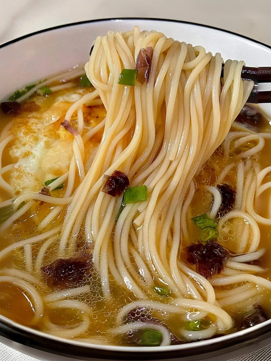 朝は自分で作ったコンソメ麺を食べます。とても美味しかったです。おはようございます。
