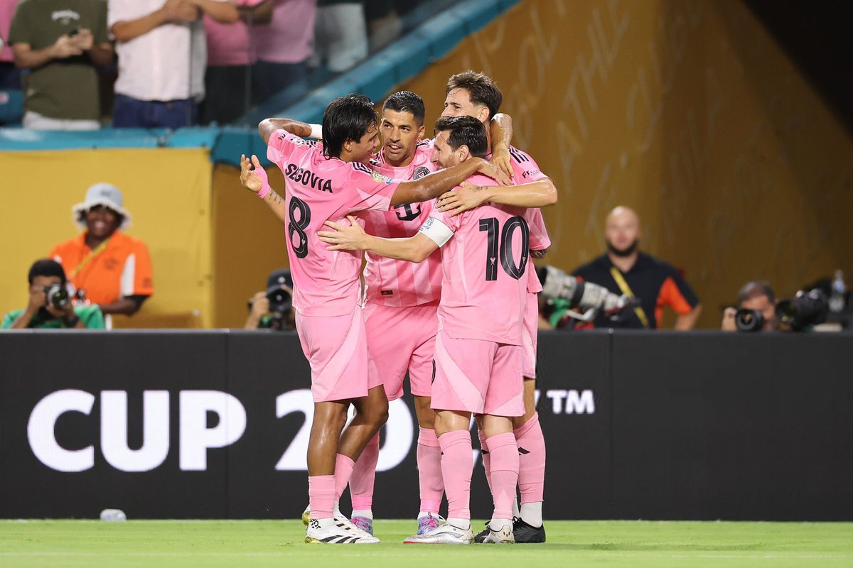 Leo Messi joins the celebrations after his team nets their first goal! 🙌⚽