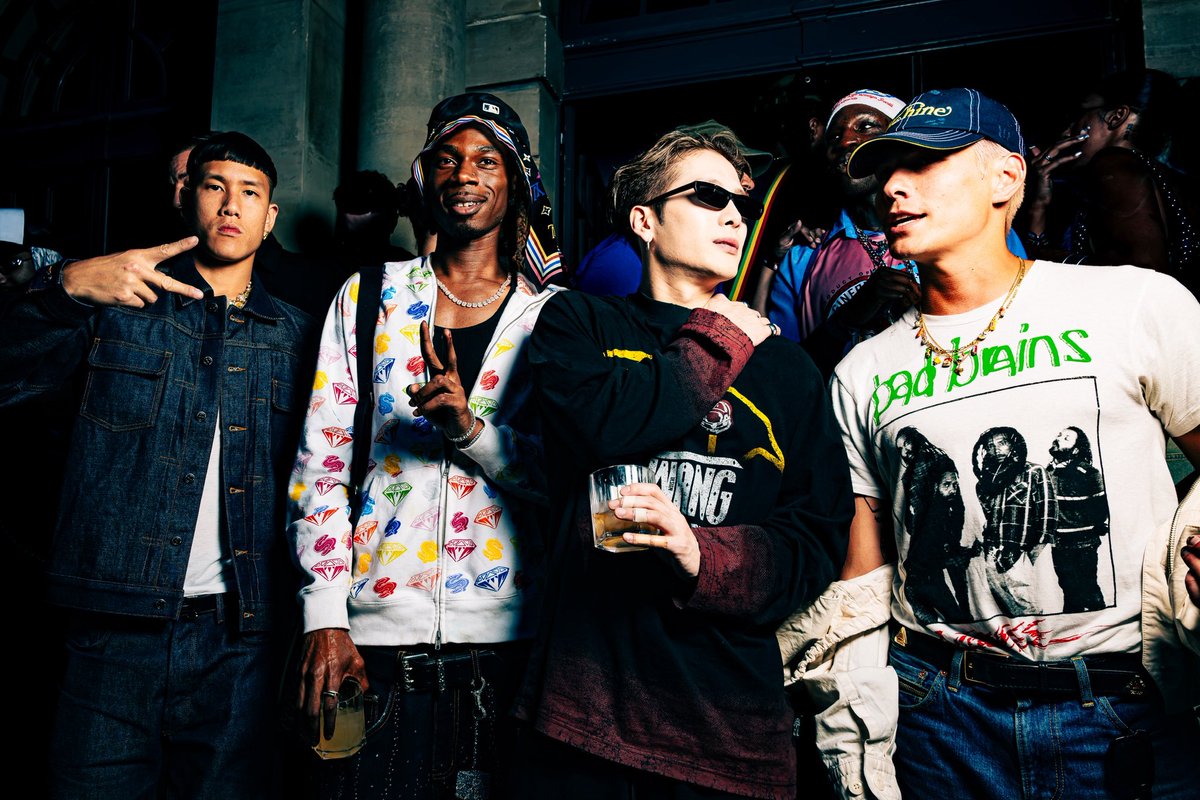 JacksonWang852's tweet photo. Paris.
Highlights.
📸🎞️
@teamwangdesign_ 
@bbcicecream 
@Pharrell 
@LouisVuitton https://t.co/xLaPv4Y5nY