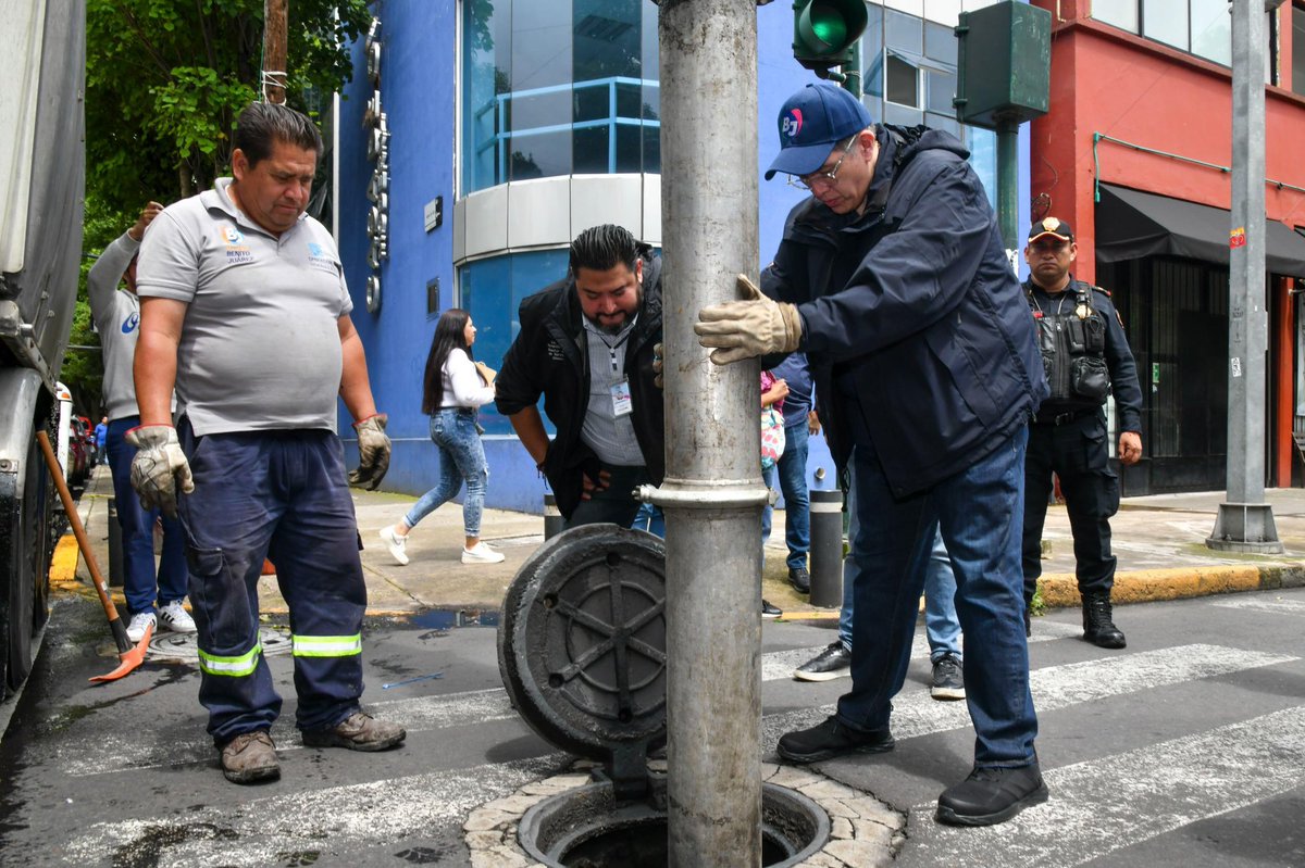 BJAlcaldia's tweet photo. El alcalde de Benito Juárez, @LuisMendozaBJ, supervisa los trabajos de desazolve en la colonia Moderna tras las intensas lluvias del fin de semana.
🔗 https://t.co/GzCultvaRf https://t.co/JToad0ebaH