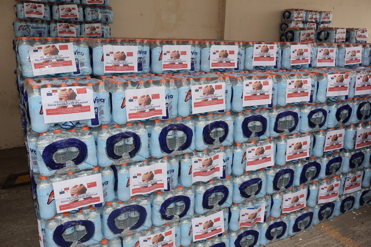 EmbChinaPa's tweet photo. La Embajada de China en Panamá donó 24,000 botellas de agua potable a la región de Azuero para aliviar la escasez de agua de la población local. Al acto de entrega asistieron el alcalde de Chitré, Juan Carlos Huerta; el presidente de la Cámara de Comercio de Azuero, Pedro Collins; y representantes de @asoc_china. Con esos pequeños gestos, se transmite la calidez de la amistad entre 🇨🇳🇵🇦! @azueromedia