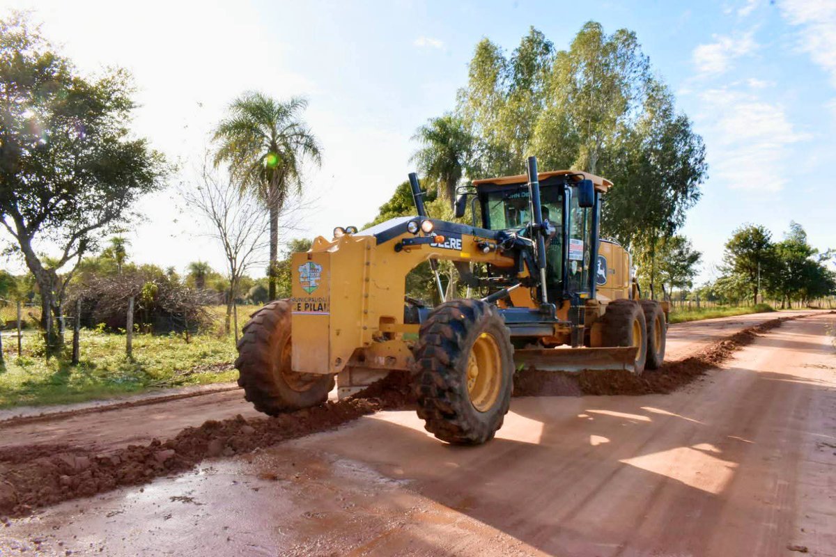 MuniPilarPy's tweet photo. #ArregloDeCaminos 👉 Trabajamos en la perfilada de caminos vecinales con la motoniveladora de la Muni en la 3ra. compañía #Yataity 🚜 Importante tarea realizada en el marco de la recuperación y mantenimiento de nuestros caminos 💪 #TuMuniResponde https://t.co/bSJE6t8kTx