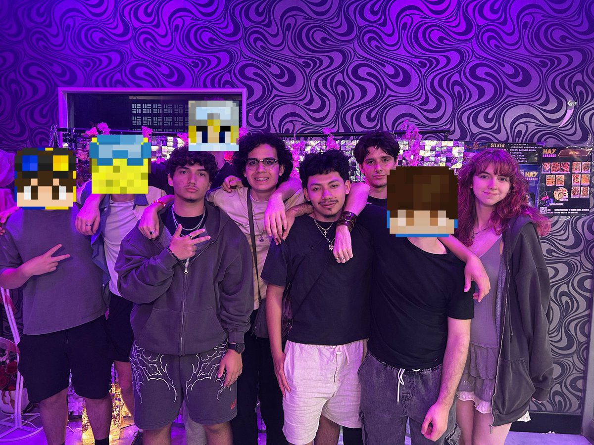 Vidcon was once again absolutely incredible, really loved meeting everyone both old and new^^ 

shoutout especially to the Levels airbnb  for being the best group of friends I could ever ask for 💚💛