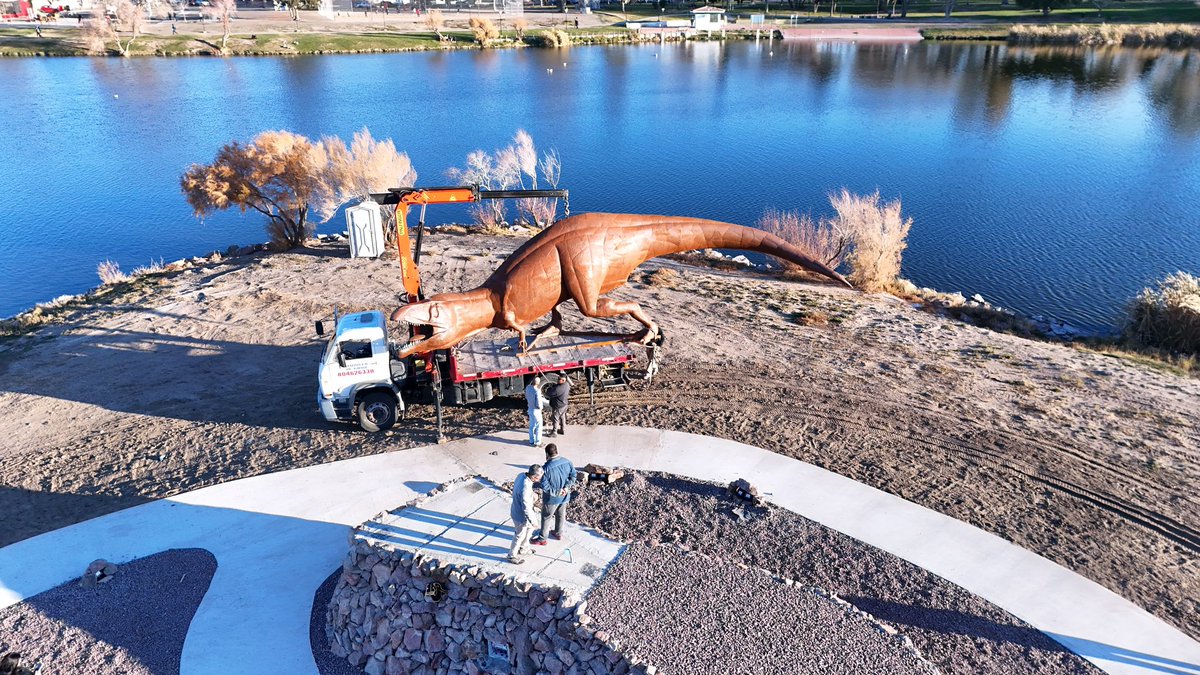 gerardomerinotw's tweet photo. UN NUEVO DINOSAURIO EN EL PARQUE RECREATIVO RESERVA LAGUNA CACIQUE CHIQUICHANO

Llegó a Trelew el Tiranotitán, uno de los dinosaurios más imponentes y ya está emplazado en el Parque Recreativo Reserva Laguna Cacique Chiquichano.

Es un nuevo atractivo que se suma a este espacio natural recuperado, para que disfruten quienes diariamente transitan por el lugar y en la semana en la que por primera vez nuestra ciudad será sede del Encuentro de Municipios Turísticos del país, los días 25, 26 y 27 de Junio.