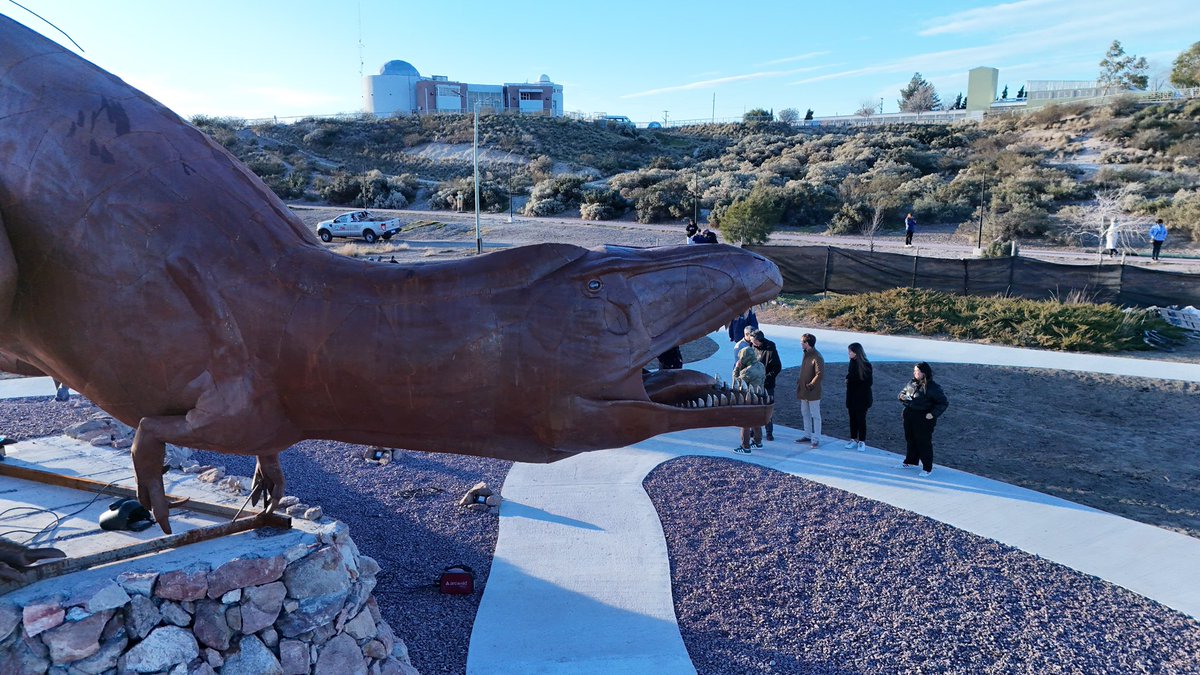 gerardomerinotw's tweet photo. UN NUEVO DINOSAURIO EN EL PARQUE RECREATIVO RESERVA LAGUNA CACIQUE CHIQUICHANO

Llegó a Trelew el Tiranotitán, uno de los dinosaurios más imponentes y ya está emplazado en el Parque Recreativo Reserva Laguna Cacique Chiquichano.

Es un nuevo atractivo que se suma a este espacio natural recuperado, para que disfruten quienes diariamente transitan por el lugar y en la semana en la que por primera vez nuestra ciudad será sede del Encuentro de Municipios Turísticos del país, los días 25, 26 y 27 de Junio.