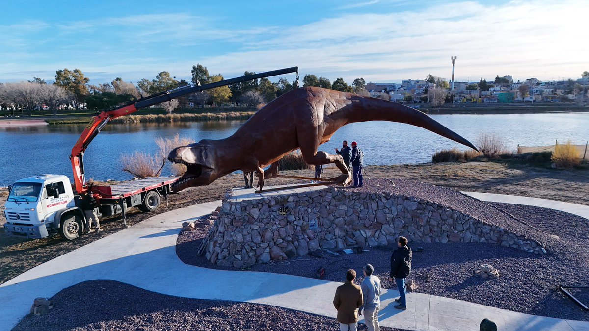gerardomerinotw's tweet photo. UN NUEVO DINOSAURIO EN EL PARQUE RECREATIVO RESERVA LAGUNA CACIQUE CHIQUICHANO

Llegó a Trelew el Tiranotitán, uno de los dinosaurios más imponentes y ya está emplazado en el Parque Recreativo Reserva Laguna Cacique Chiquichano.

Es un nuevo atractivo que se suma a este espacio natural recuperado, para que disfruten quienes diariamente transitan por el lugar y en la semana en la que por primera vez nuestra ciudad será sede del Encuentro de Municipios Turísticos del país, los días 25, 26 y 27 de Junio.