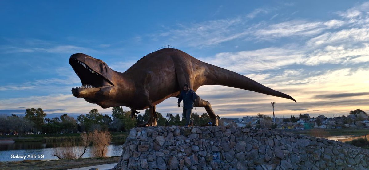 UN NUEVO DINOSAURIO EN EL PARQUE RECREATIVO RESERVA LAGUNA CACIQUE CHIQUICHANO

Llegó a Trelew el Tiranotitán, uno de los dinosaurios más imponentes y ya está emplazado en el Parque Recreativo Reserva Laguna Cacique Chiquichano.

Es un nuevo atractivo que se suma a este espacio