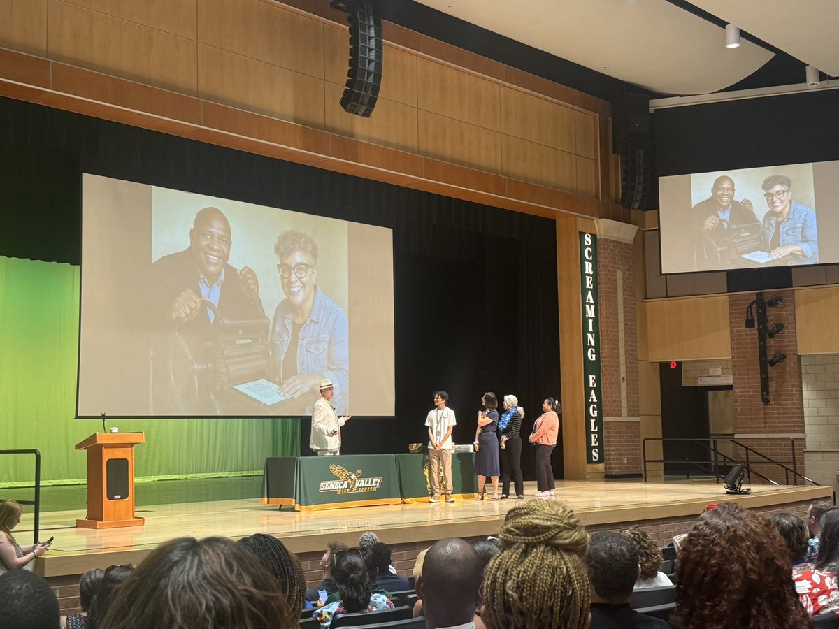 CaraGrant11's tweet image. Tried to recreate the AI image 
Plus one ☝🏽 

Thanks @ThomasTaylorEdD for recognizing the work of so many in @mcps today and providing opportunities for continued learning!
