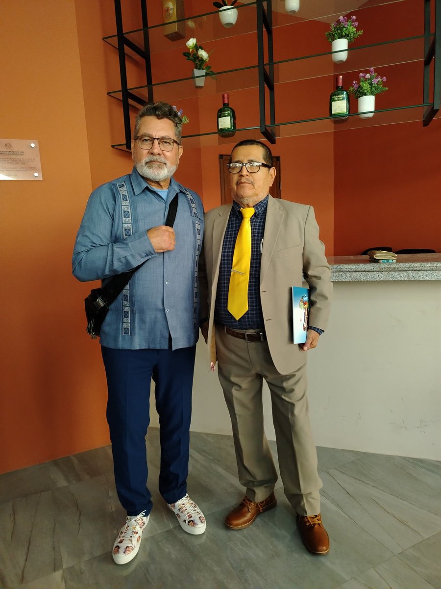 Con el escritor Mexicano Sebastián Valdéz, hijo de Don Ramón Valdéz... Serie el Chavo del 8.