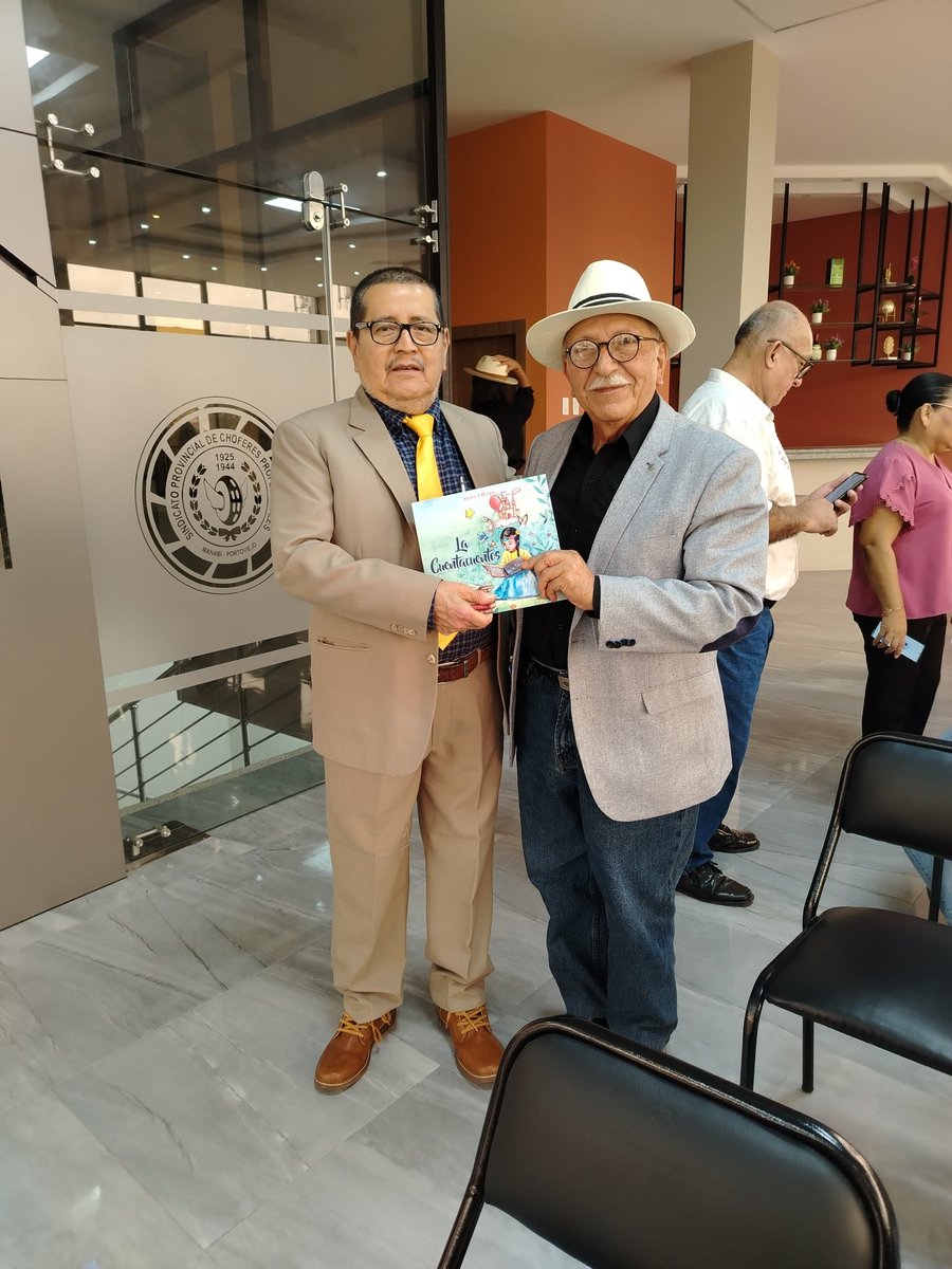 Con mi colega escritor peruano Javier Villegas, Adquiriendo su libro.