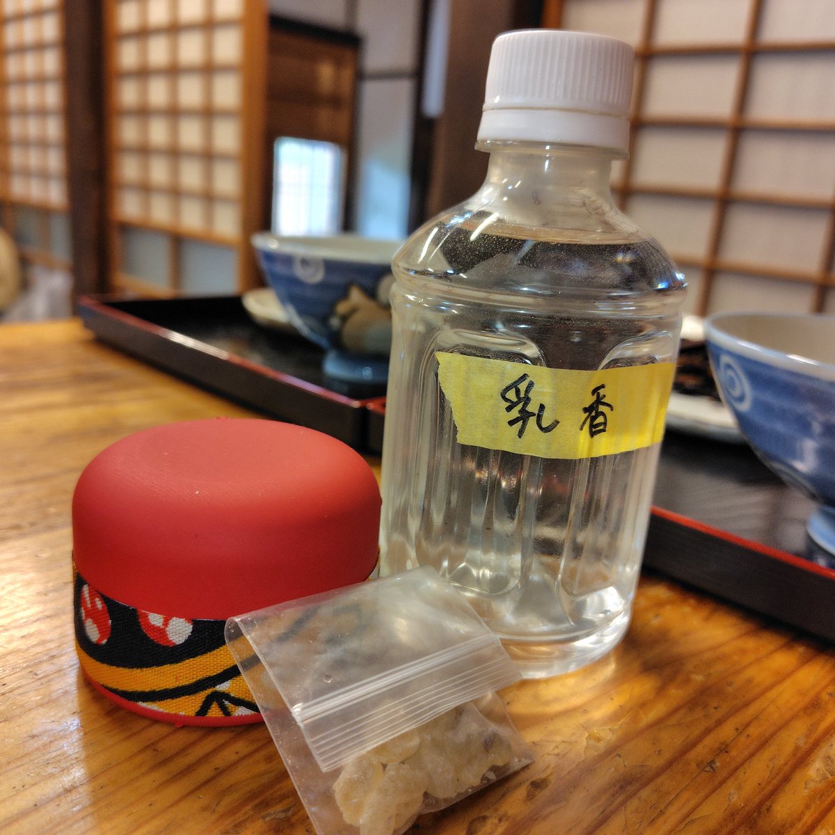 朝のお水にはわんにゃんも人間も乳香水飲んでる。さっぱりいい香りだから。