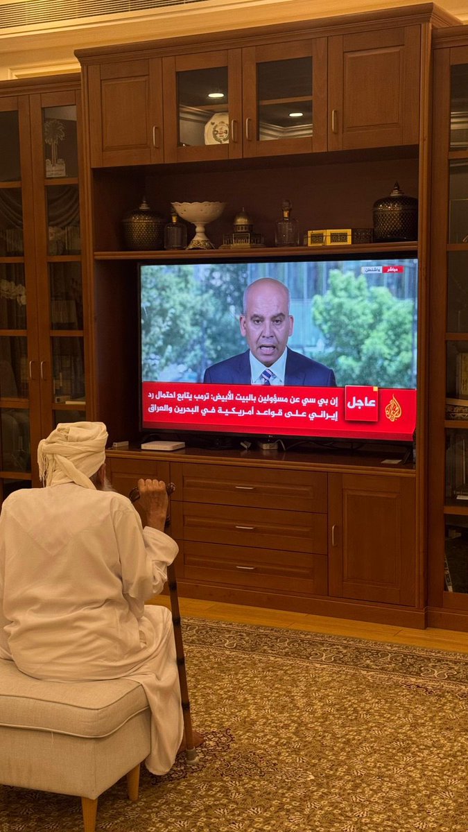 هذا ليس مفتي عُمان ولا يمكن اختزاله في عُمان هذا مفتي ديار الأمة الاسلامية والعربية ..حتى في اوروبا اصبحت صورته واسمه وبياناته في واجهة كلمات تظاهرات الجاليات المتضامنة مع فلسطين 
اللهم متعه بالصحة واطال عمره وجزاه الله خير على خدمة أمة الإسلام في زمن الرويبضة وصمت العلماء