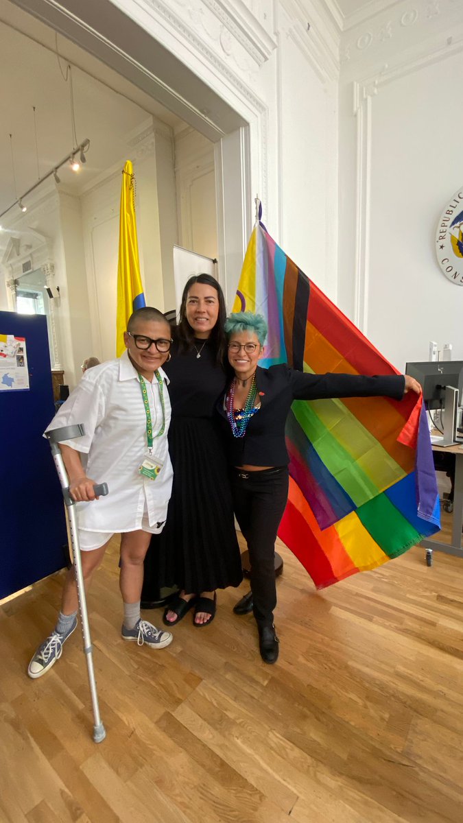 🏳️‍🌈 Este viernes izamos la bandera LGBTQ+ junto a la Embajadora de Colombia en Londres. Por segunda vez en la historia. Con orgullo, comunidad y verdad.
💥 Acompáñanos en este acto simbólico y poderoso
🗓 Viernes 27 de junio
🕡 6:30PM
<a href="/consuladoloncol/">Consulado General de Colombia en Londres</a> #Exiliolatinx #PrideMonth