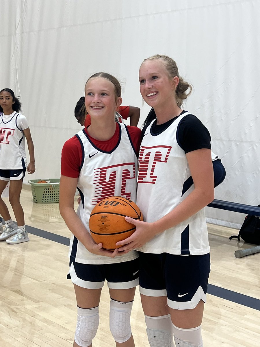 GirlsToombs's tweet image. Taylor Bland and Peyton Bland won the 3 point contest out of 24 TEAMS!🏆