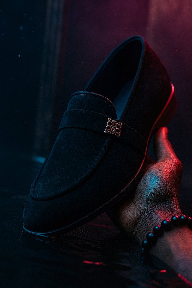 age_footwear's tweet image. Suede so smooth, even your shadow wants a pair. 👑
Not just shoes—it’s a statement.

Price:60k 
#StepUpInStyle#fpy