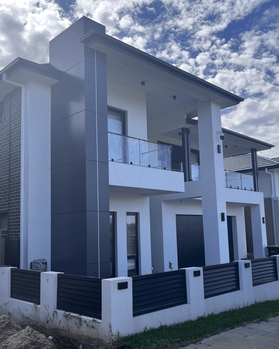 Magic Exteriors Design has done an incredible job installing ALPOLIC™ in Slate Grey on the exterior of this home. We love how the dark finish contrasts beautifully with the white façade, while tying in perfectly with the floor tiles for a cohesive look.
