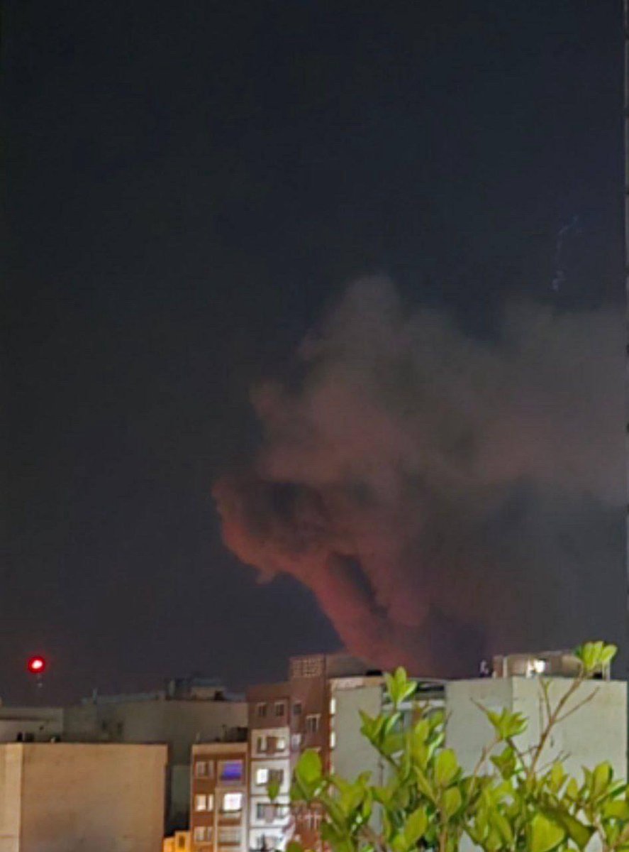 maroofian_n's tweet photo. یک شهروند از شرق تهران این عکس را برایم فرستاده.

چند دقیقه پیش شهروندان خبر از انفجارهای پیاپی در تهرانپارس و حکیمیه دادند.

Un citoyen de l’est de Téhéran m’a envoyé cette photo.
Il y a quelques minutes, des habitants ont rapporté avoir entendu des explosions successives à/1 https://t.co/DGSlmlgXeF