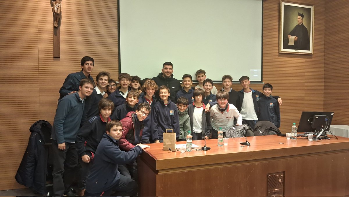 diecastrillon4's tweet photo. Hoy nos visitó @BatistaEsteban en el Colegio Seminario.  
Visita nivel #nba. Compartió experiencias y anécdotas con los chicos de primaria y secundaria. https://t.co/IHPSkl9QHZ
