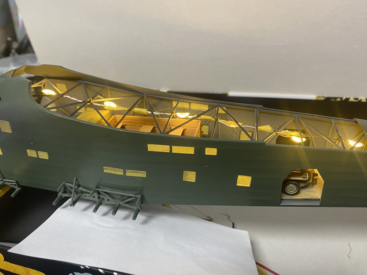 TUL3IqRxy5fbIm5's tweet image. 月例会製作記(1)
7月の展示会に向けて鋭意制作中です。今月の月例会までには機体を完成させ、本番はジオラマにしたいと思っております。胴体内のLED配置は終わりました。
