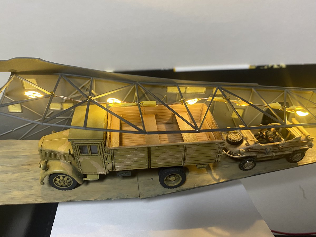 TUL3IqRxy5fbIm5's tweet image. 月例会製作記(1)
7月の展示会に向けて鋭意制作中です。今月の月例会までには機体を完成させ、本番はジオラマにしたいと思っております。胴体内のLED配置は終わりました。