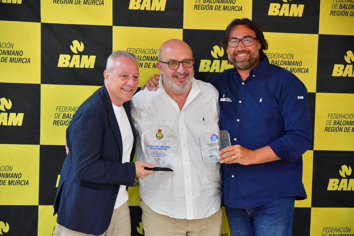 Arena Handball Tour (@arenahandballt) on Twitter photo 🏆 Entrega a las Selecciones territoriales presentes en el #CESABMPlaya2025
🏅<a href="/fexbm/">Federación Extremeña de Balonmano</a>, recoge Benito González
🏅<a href="/fcantabrabm/">Fed. Cántabra de BM</a>, recoge José Manuel Barquín
🏅<a href="/riojaftrbm/">F. Riojana de Balonmano</a>, recoge Angel Lozano
🏅<a href="/FNBalonmano/">Federación Navarra de Balonmano</a>, recoge Francisco Rossetto 🏆 Entrega a las Selecciones territoriales presentes en el #CESABMPlaya2025
🏅<a href="/fexbm/">Federación Extremeña de Balonmano</a>, recoge Benito González
🏅<a href="/fcantabrabm/">Fed. Cántabra de BM</a>, recoge José Manuel Barquín
🏅<a href="/riojaftrbm/">F. Riojana de Balonmano</a>, recoge Angel Lozano
🏅<a href="/FNBalonmano/">Federación Navarra de Balonmano</a>, recoge Francisco Rossetto