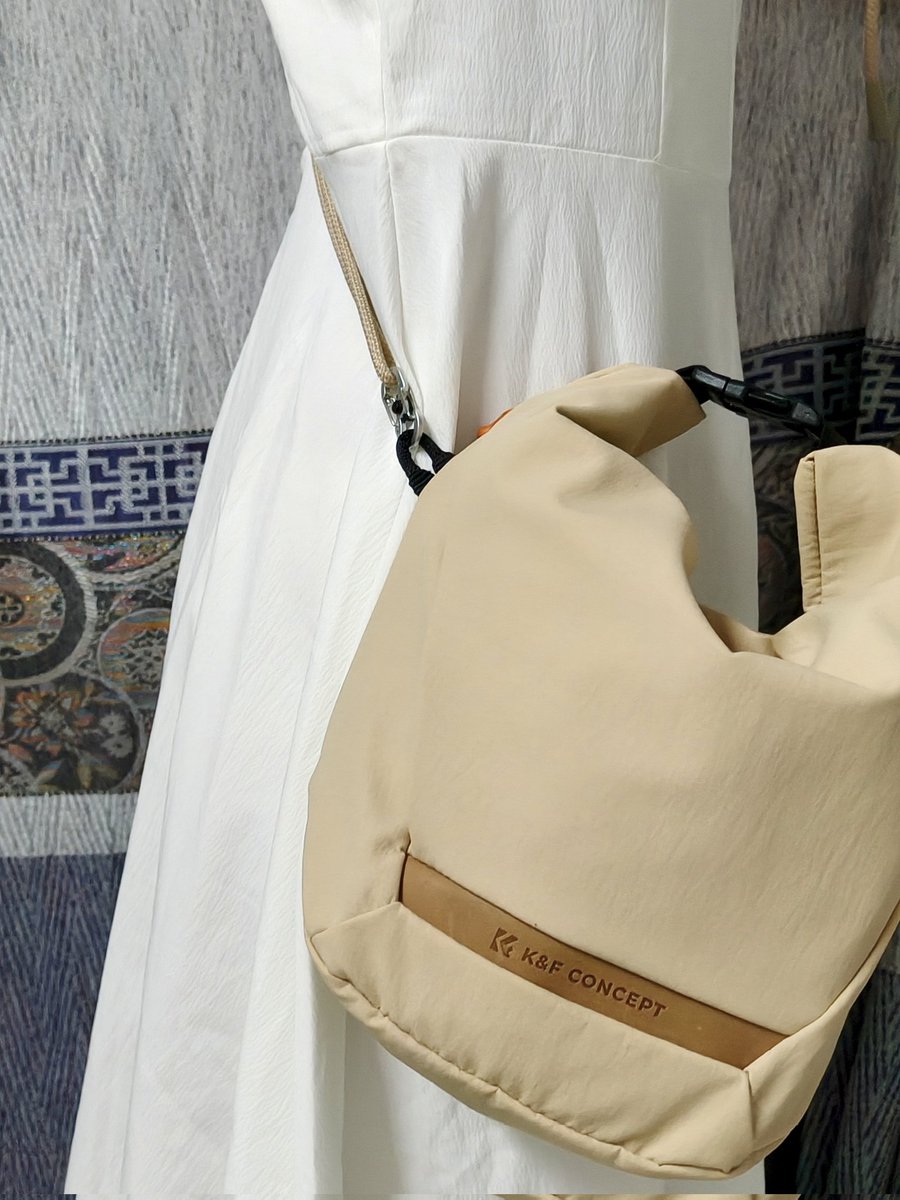 NatureMoment's tweet photo. A camera bag that doesn’t shout “photographer” but keeps everything within reach. Low-key and high-function.
#CityShooter #SlingBagLife #kfconcept https://t.co/W3Nw58832L