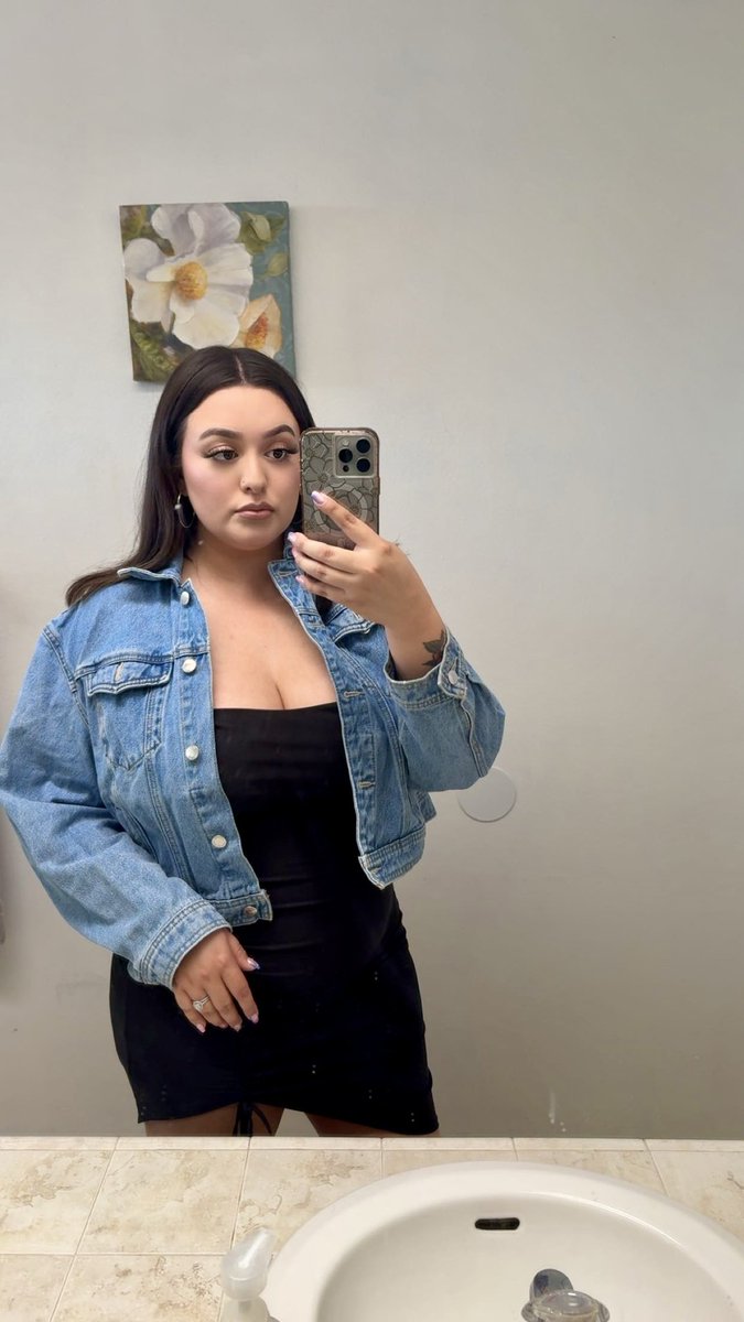 FearLoca's tweet photo. I almost forgot how much I love getting ready.. cause damn I look good. 🤤 https://t.co/s7y6JUStqq