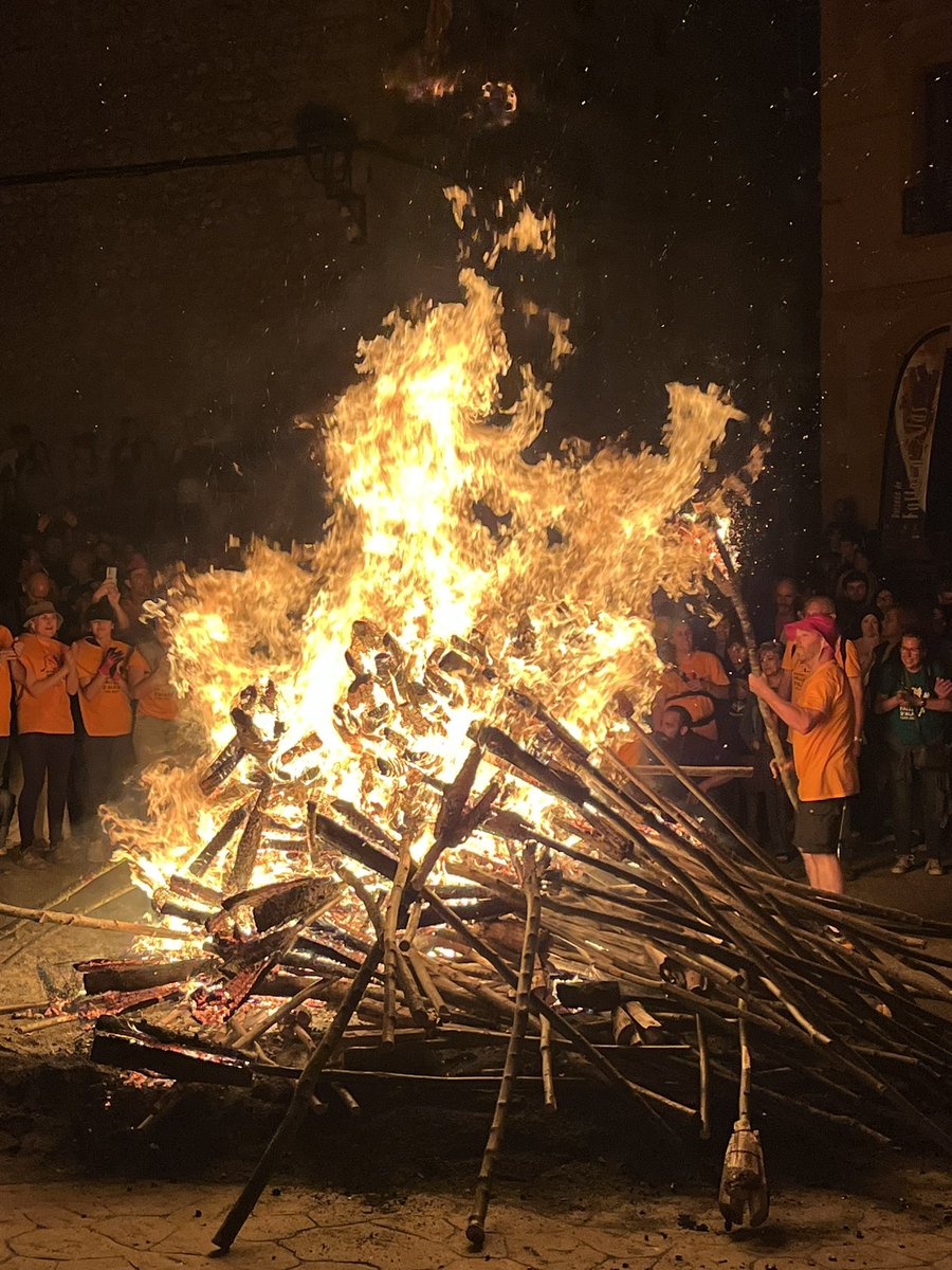Visca “els focs de l’alegria”, que deia en Joan Amades, i la Flama del Canigó que els encén! Visca les falles d’Alàs, a l’Alt Urgell! Visca la terra lliure i la seva gent! Visca el foc, les fogueres i els Països Catalans!